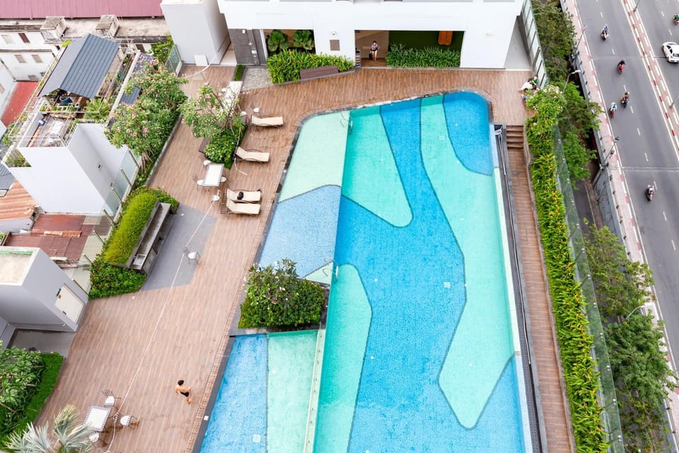 Property building, Day, Neighbourhood, Swimming pool, Location