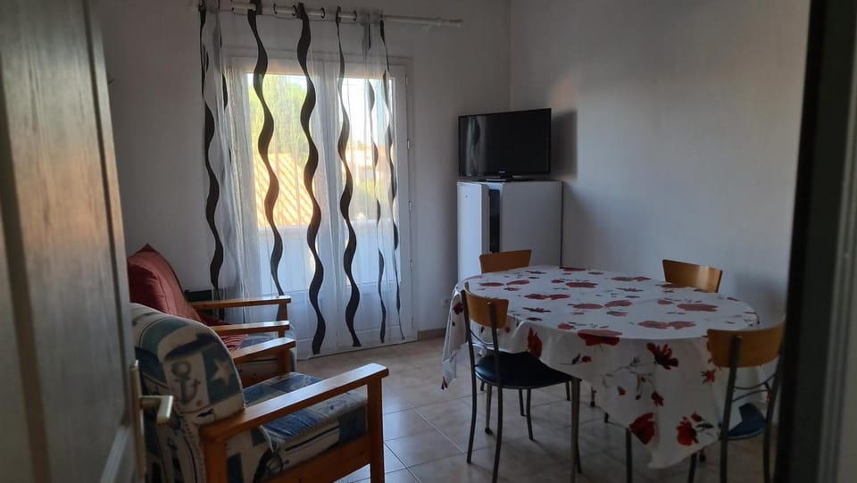 Appartement proche bord de mer (250m), 1er étage villa Apartment in Agde
