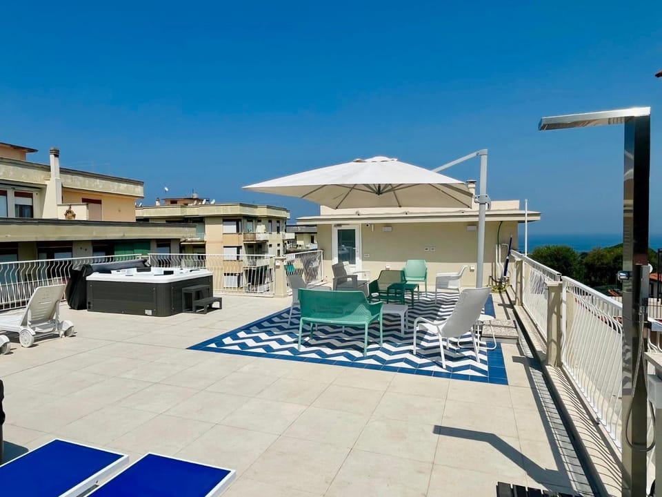 Patio, Hot Tub, Balcony/Terrace