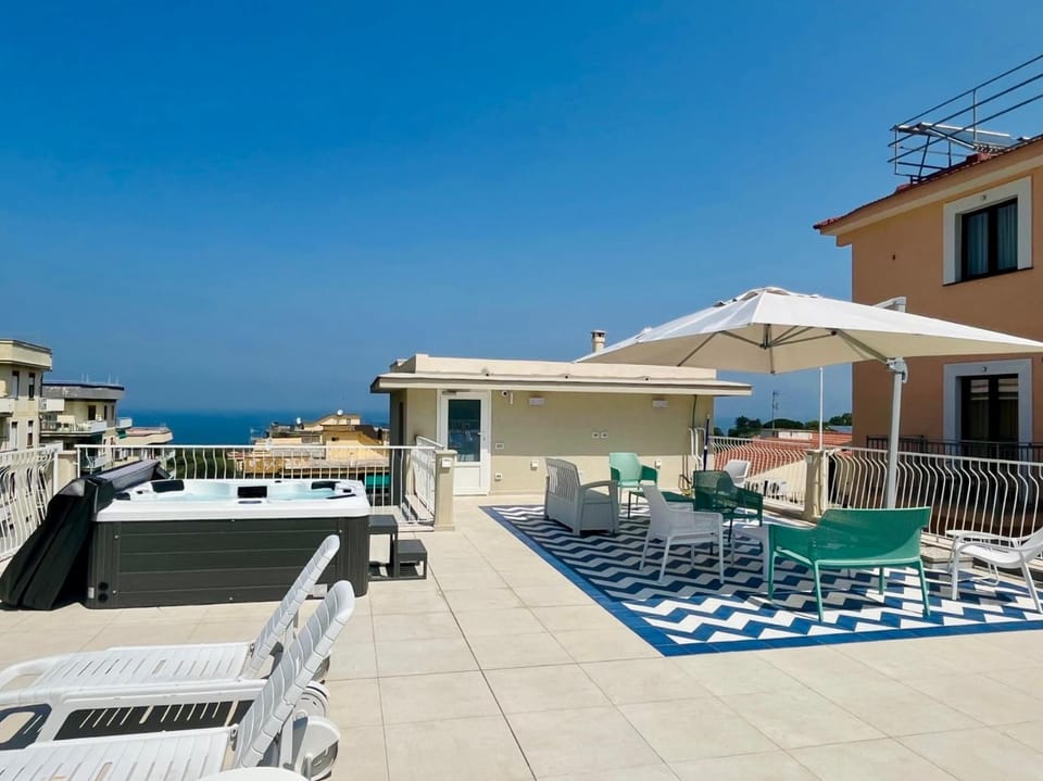 Patio, Hot Tub, Balcony/Terrace