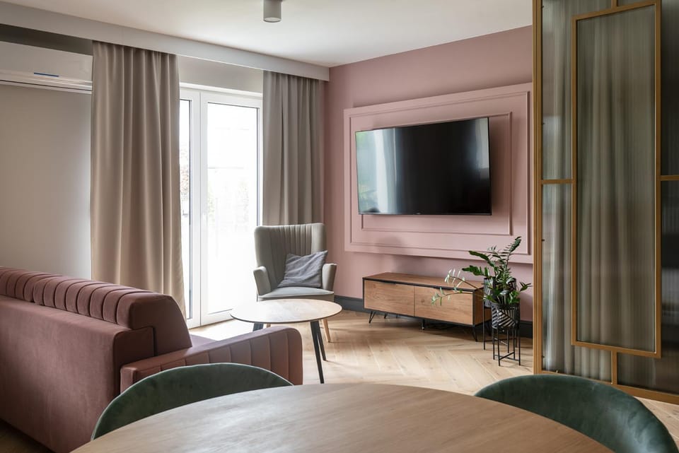 Communal lounge/ TV room, TV and multimedia, Living room, Seating area, Evening entertainment