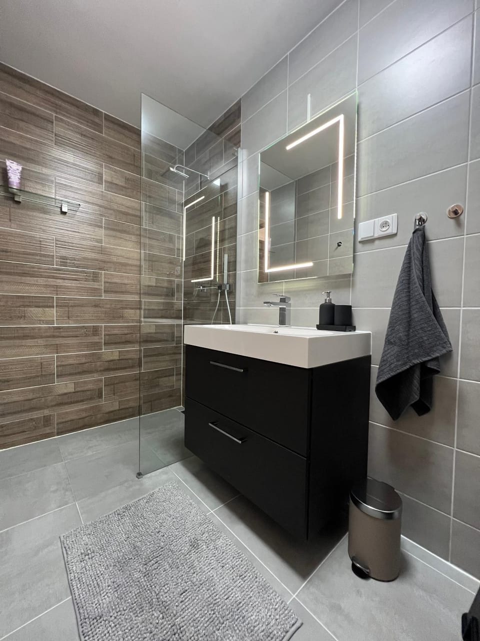 Shower, Bathroom, towels