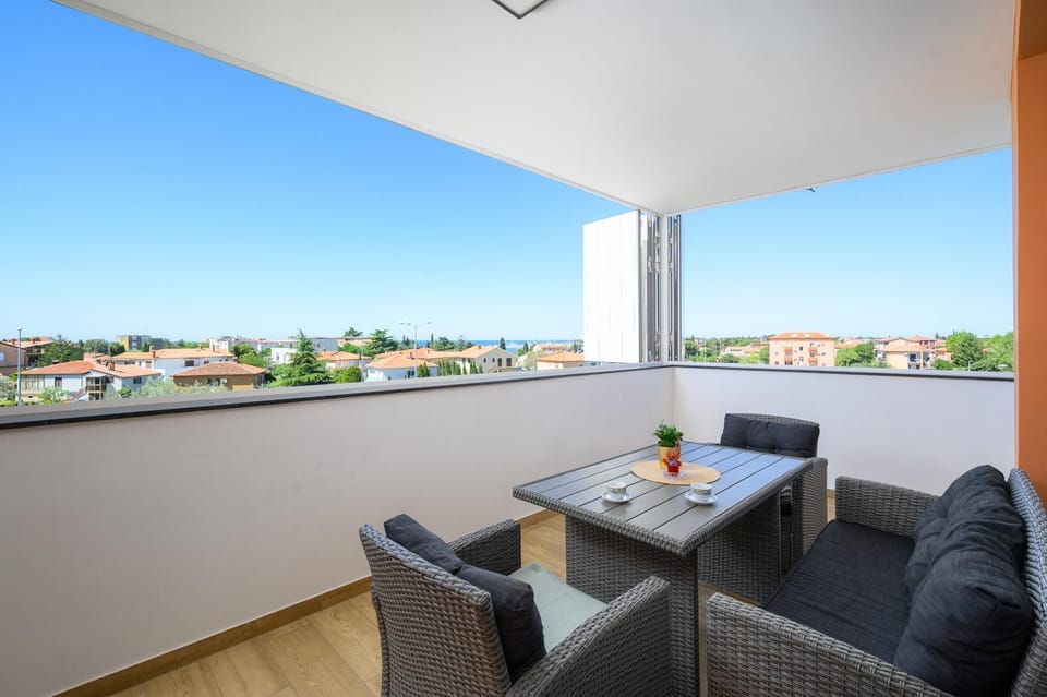 View (from property/room), Balcony/Terrace, City view, Sea view