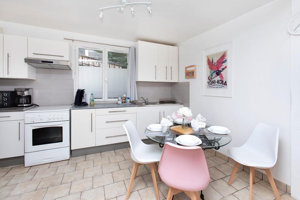 Kitchen or kitchenette, Dining area, stove
