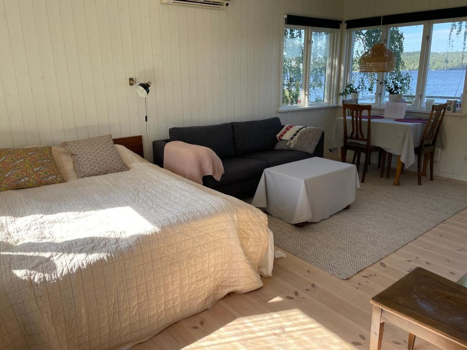 Bed, Living room, Photo of the whole room, Dining area, Lake view