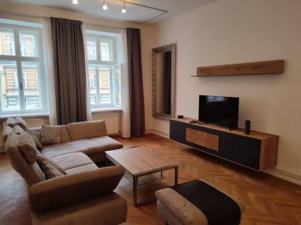 Communal lounge/ TV room, TV and multimedia, Living room, Seating area, Evening entertainment