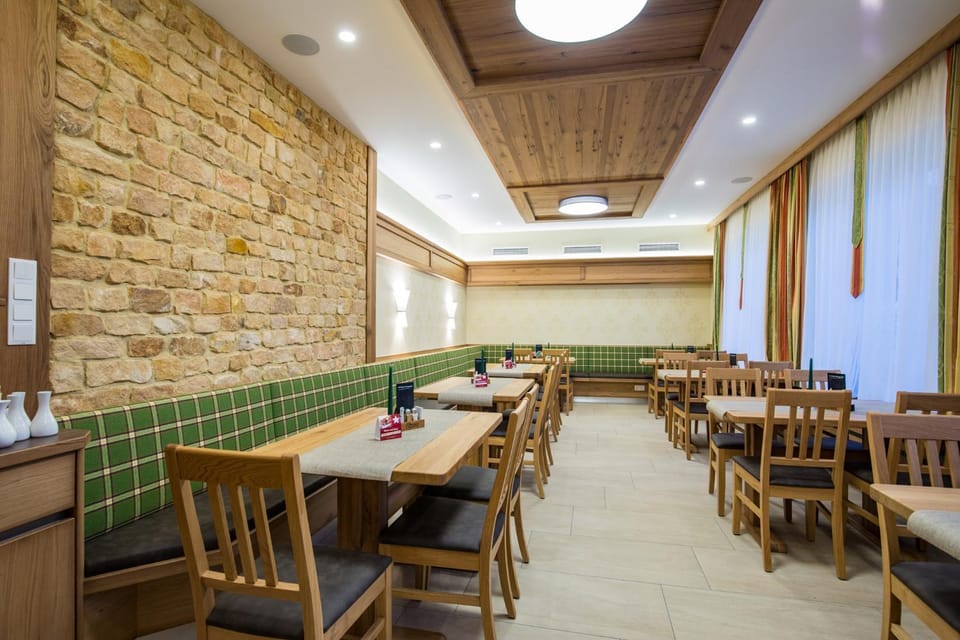 Restaurant/places to eat, Banquet/Function facilities, Facility for disabled guests