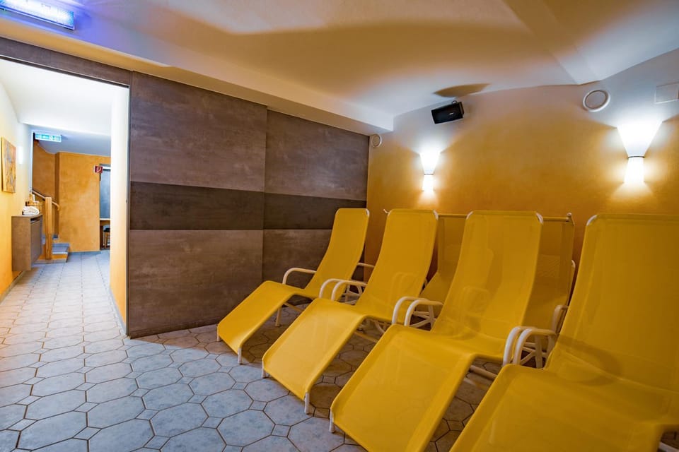 Massage, Sauna, Solarium, Steam room, Spa and wellness centre/facilities