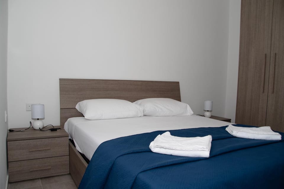 Bed, Bedroom, towels