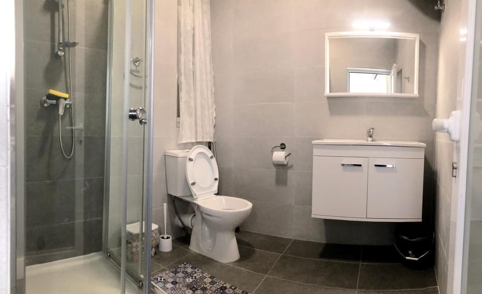 Shower, Toilet, Bathroom, towels