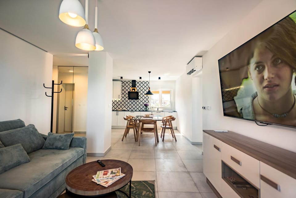 Communal lounge/ TV room, TV and multimedia, Living room, Seating area, Dining area, Evening entertainment