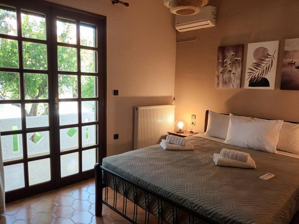 Photo of the whole room, Bedroom, towels