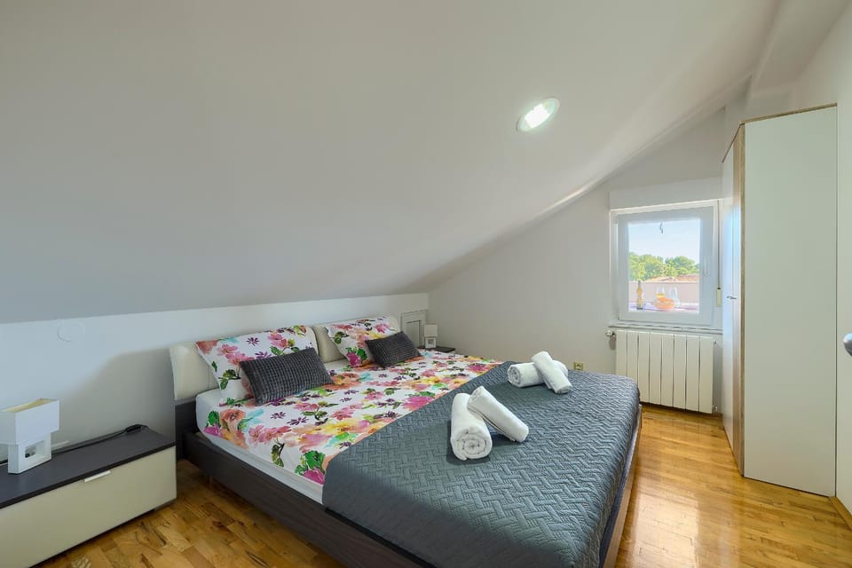 Bed, Bedroom, towels