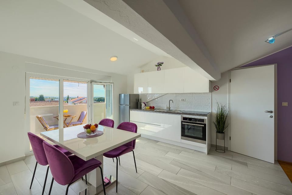 Kitchen or kitchenette, Dining area, stove