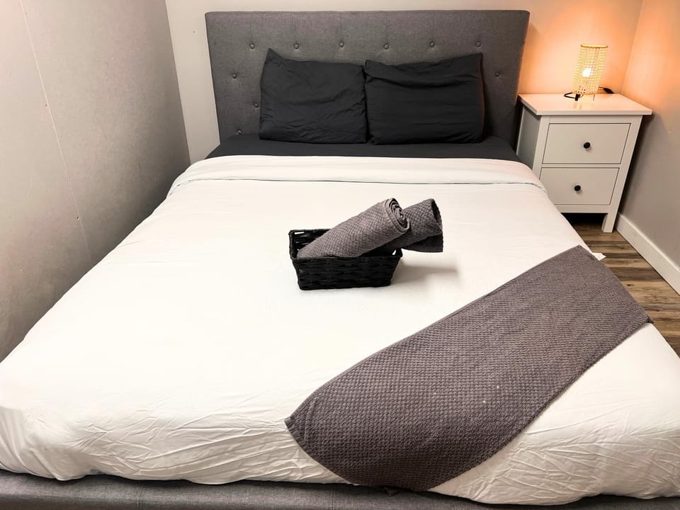 Flowealth Suites - Private Rooms Near West Edmonton Mall Vacation rental in Edmonton