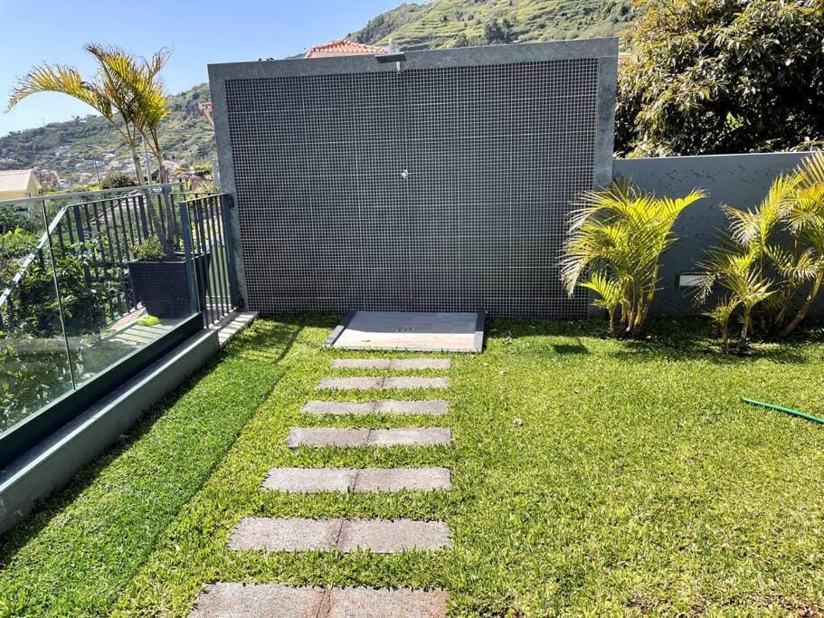 Panoramic View: Lux 3 bed with heated pool Villa in Madeira District