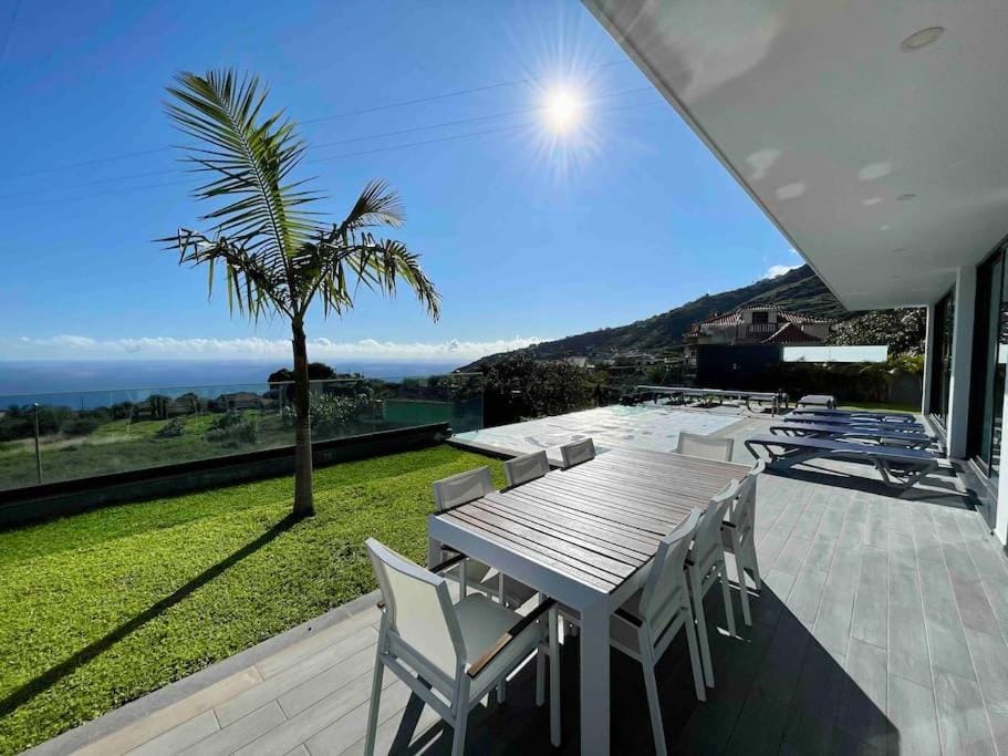 Panoramic View: Lux 3 bed with heated pool Villa in Madeira District