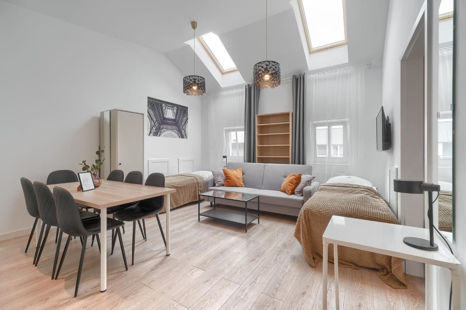 TV and multimedia, Kitchen or kitchenette, Living room, Seating area, Dining area