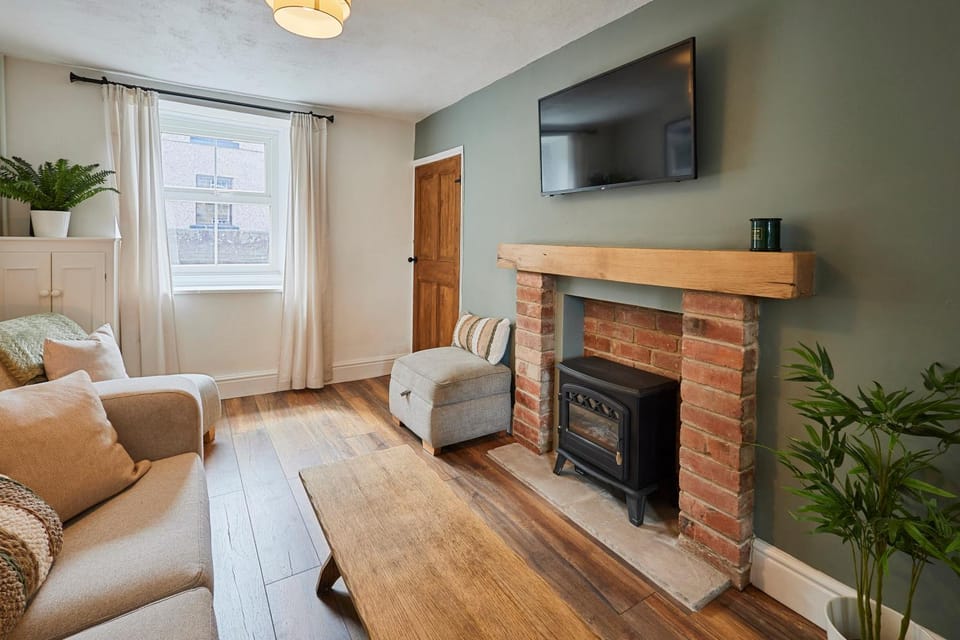 TV and multimedia, Living room, Seating area, flat iron