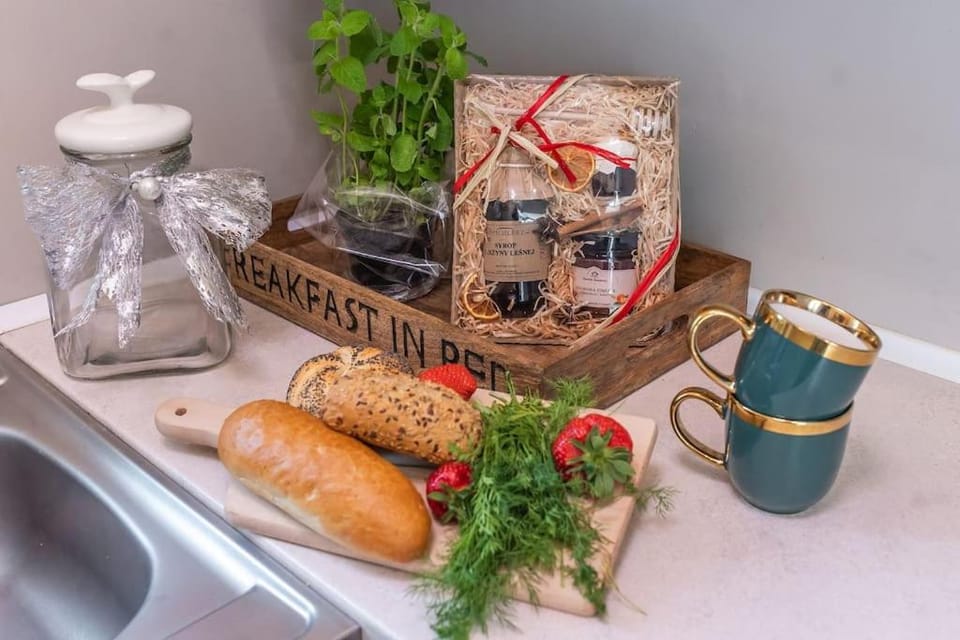 Kitchen or kitchenette, Food and drinks