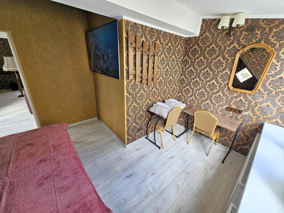 Bed, TV and multimedia, Bedroom