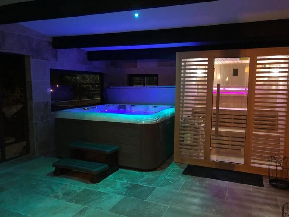 Hot Tub, Sauna