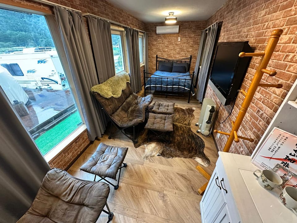Bed, Photo of the whole room, Seating area, Bedroom