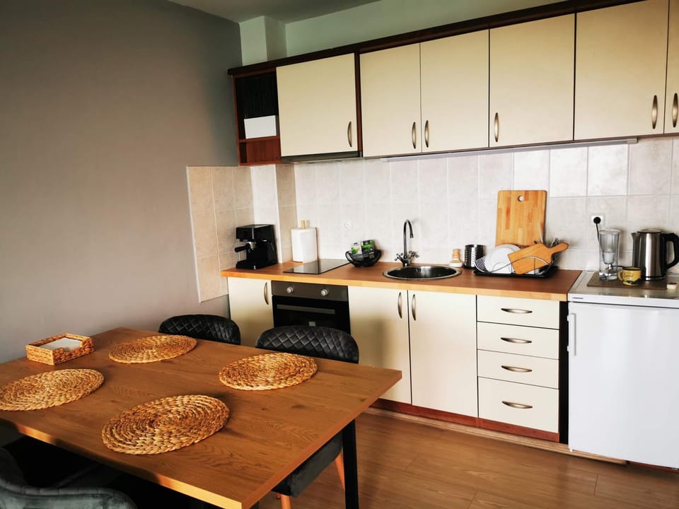 Coffee/tea facilities, Kitchen or kitchenette, Dining area
