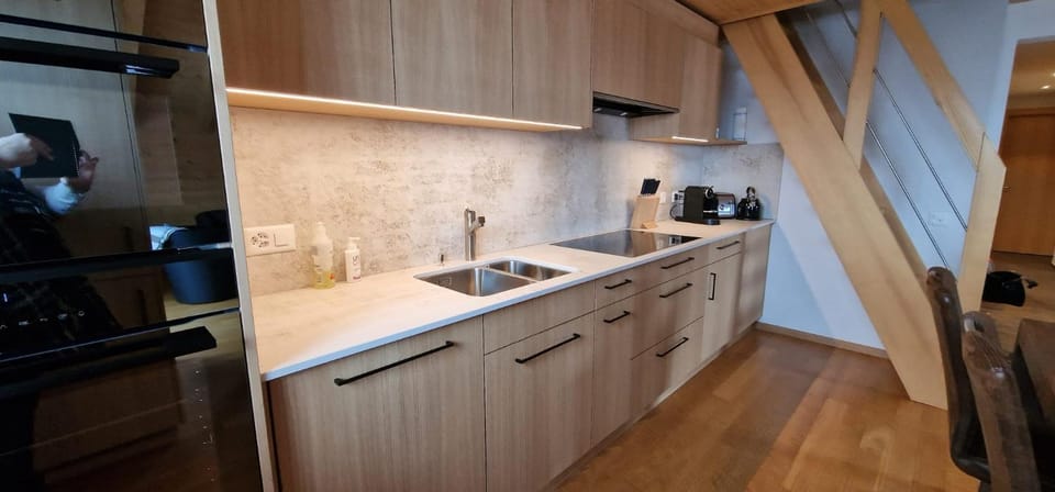 Coffee/tea facilities, Kitchen or kitchenette, dishwasher, stove