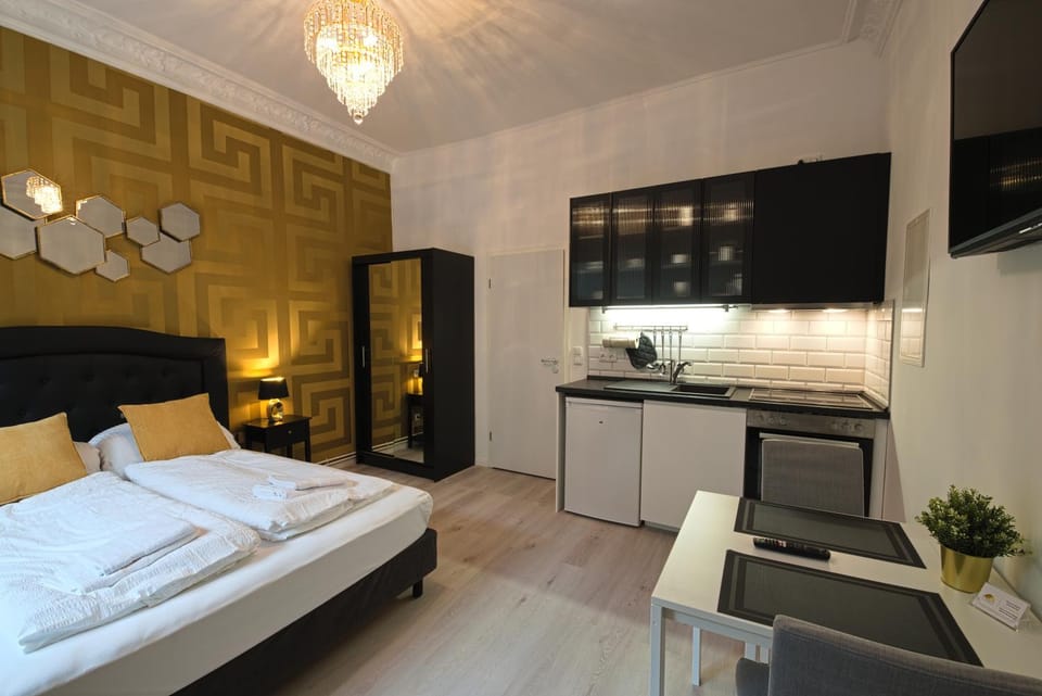 TV and multimedia, Kitchen or kitchenette, Photo of the whole room, Seating area, Bedroom