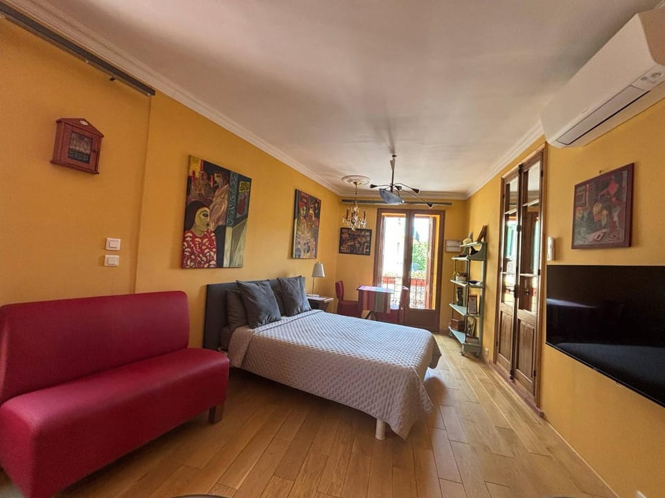 Bed, TV and multimedia, Balcony/Terrace, Living room, Photo of the whole room, Decorative detail, Dining area