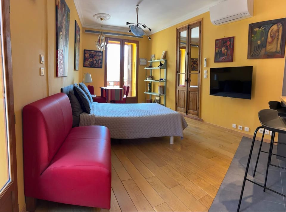 TV and multimedia, Living room, Photo of the whole room, Decorative detail, Dining area, Bedroom