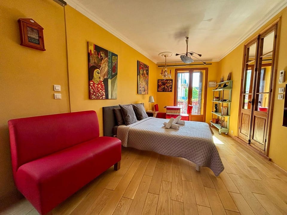 Bed, Balcony/Terrace, Living room, Decorative detail, Dining area, Bedroom