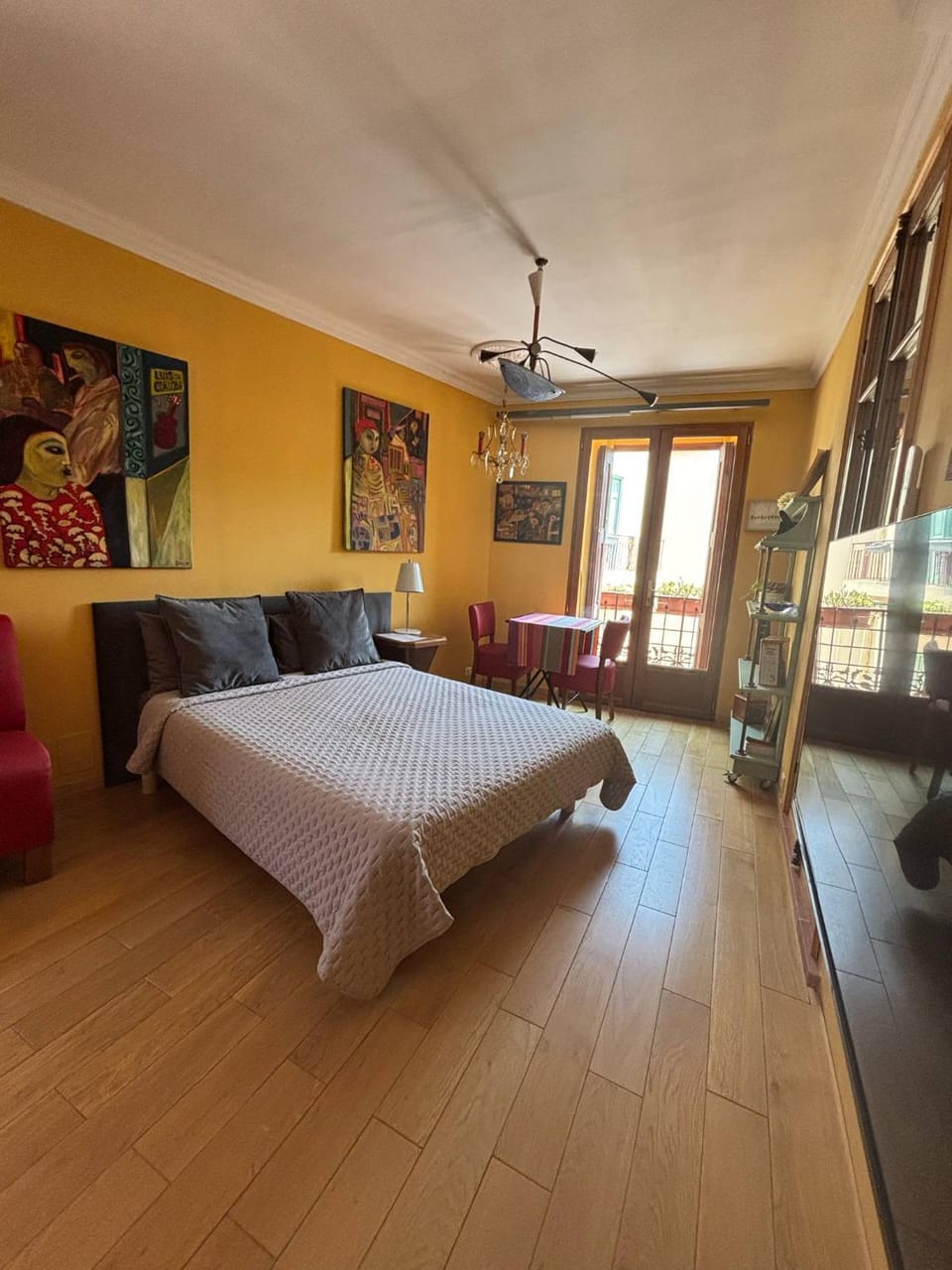 Bed, TV and multimedia, Living room, Photo of the whole room, Decorative detail, Dining area