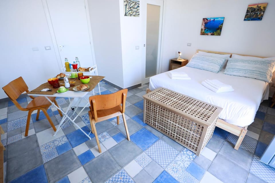Bed, Photo of the whole room, Seating area, Dining area, Bedroom, Food, Breakfast, air conditioner