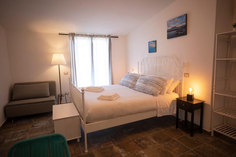 Bed, Living room, Photo of the whole room, Seating area, Bedroom, towels