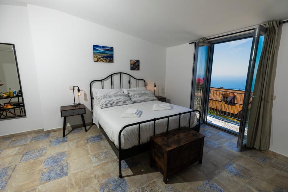 Bed, Natural landscape, View (from property/room), Balcony/Terrace, Photo of the whole room, Bedroom, City view, Garden view, Mountain view, Sea view