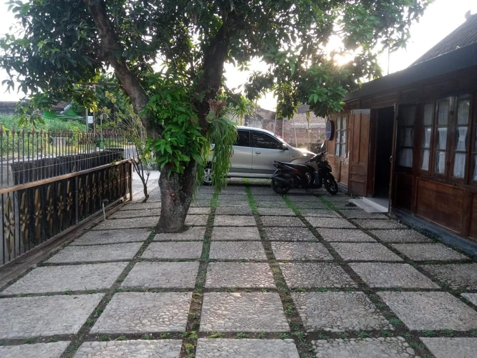 Cahaya Losmen Sragen Syariah Bed and Breakfast in East Java