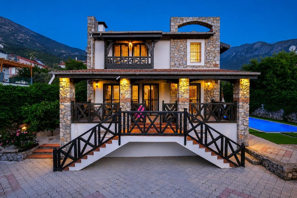 Property building, Patio, Day, Natural landscape, Mountain view