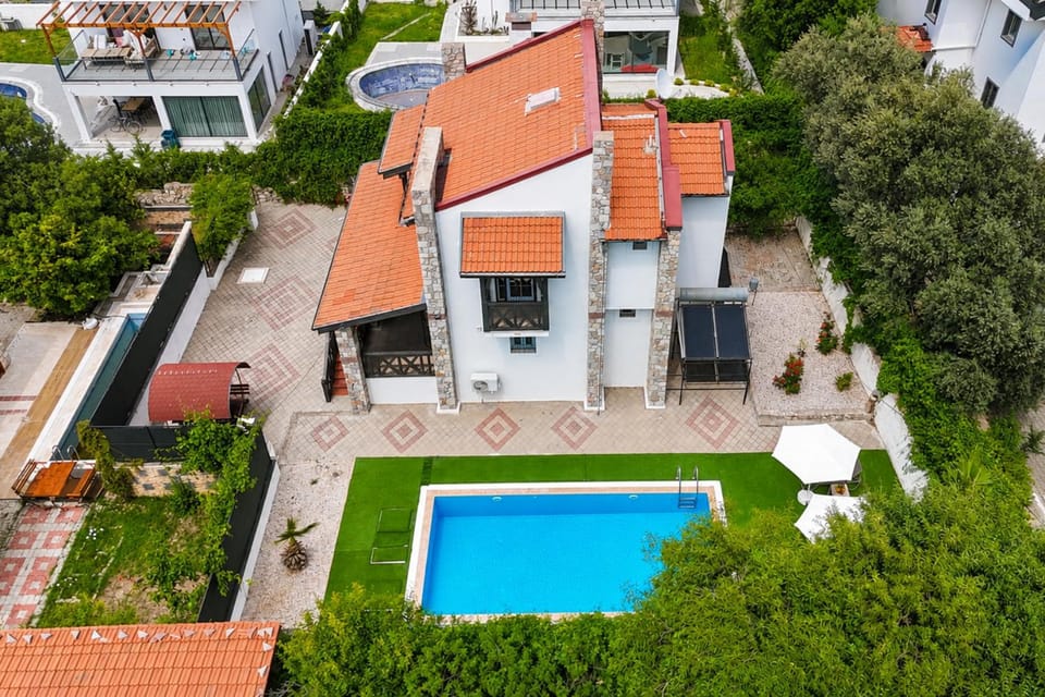 Property building, Patio, Spring, Day, Neighbourhood, Bird's eye view, Garden, Garden view, Pool view, Street view, Swimming pool, sunbed