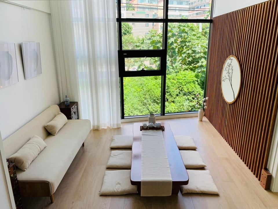 4F Korea Hanok Large House with Terrace Apartment in Seoul