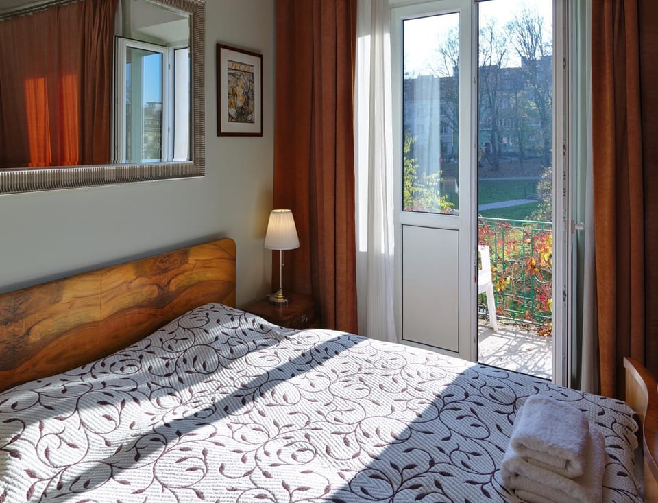 Bed, Bedroom, City view, Street view
