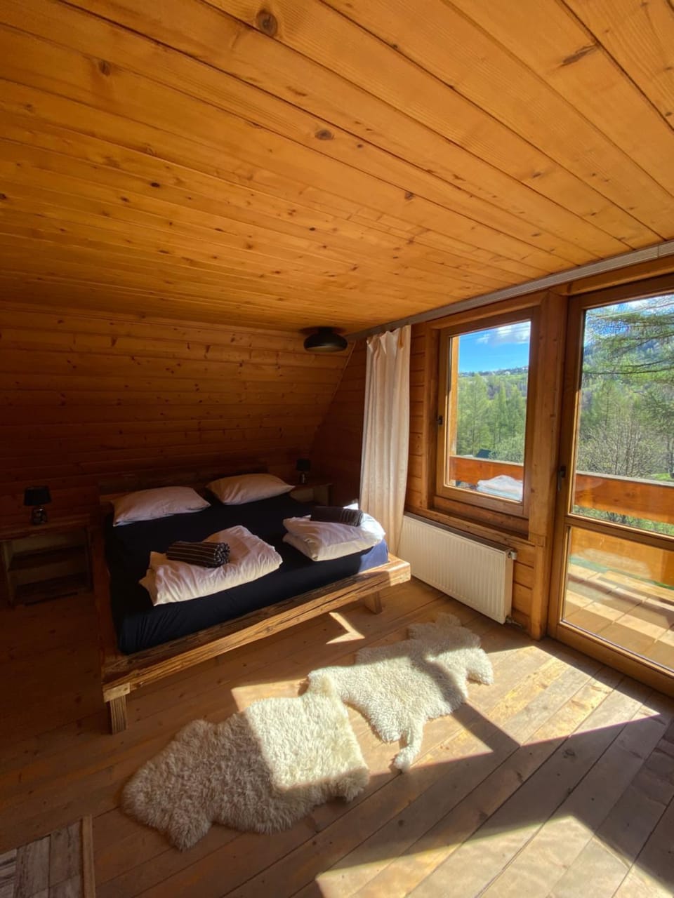 Bed, Natural landscape, Photo of the whole room, Bedroom