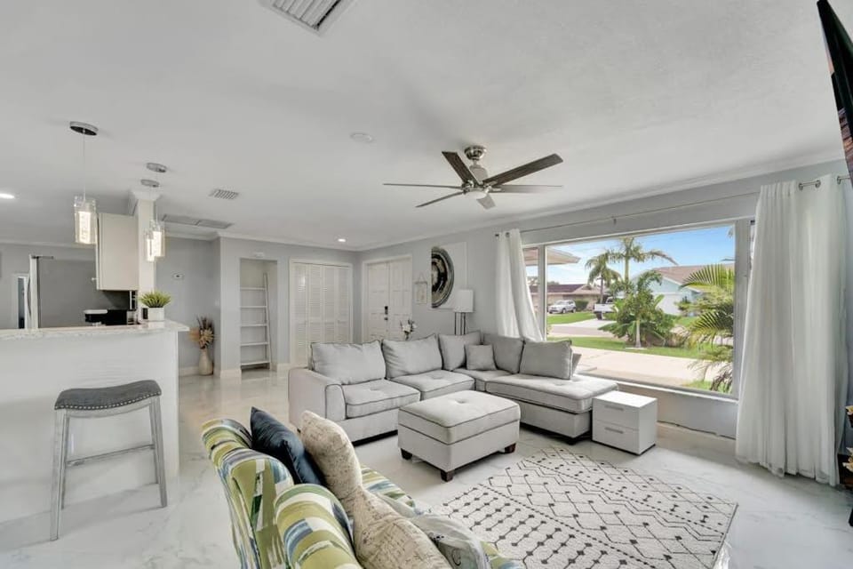 The Turquoise Turtle House in Cape Coral