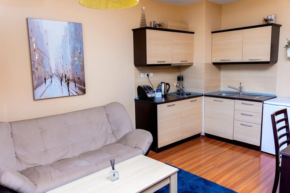 Coffee/tea facilities, Kitchen or kitchenette, Dining area, stove