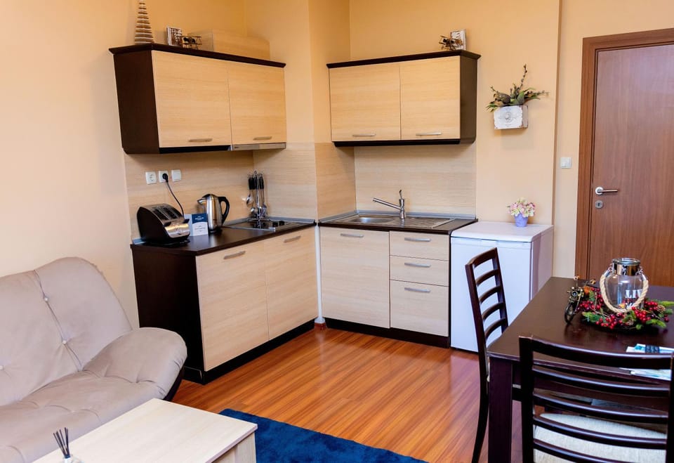 Coffee/tea facilities, Kitchen or kitchenette, Living room, Dining area, stove