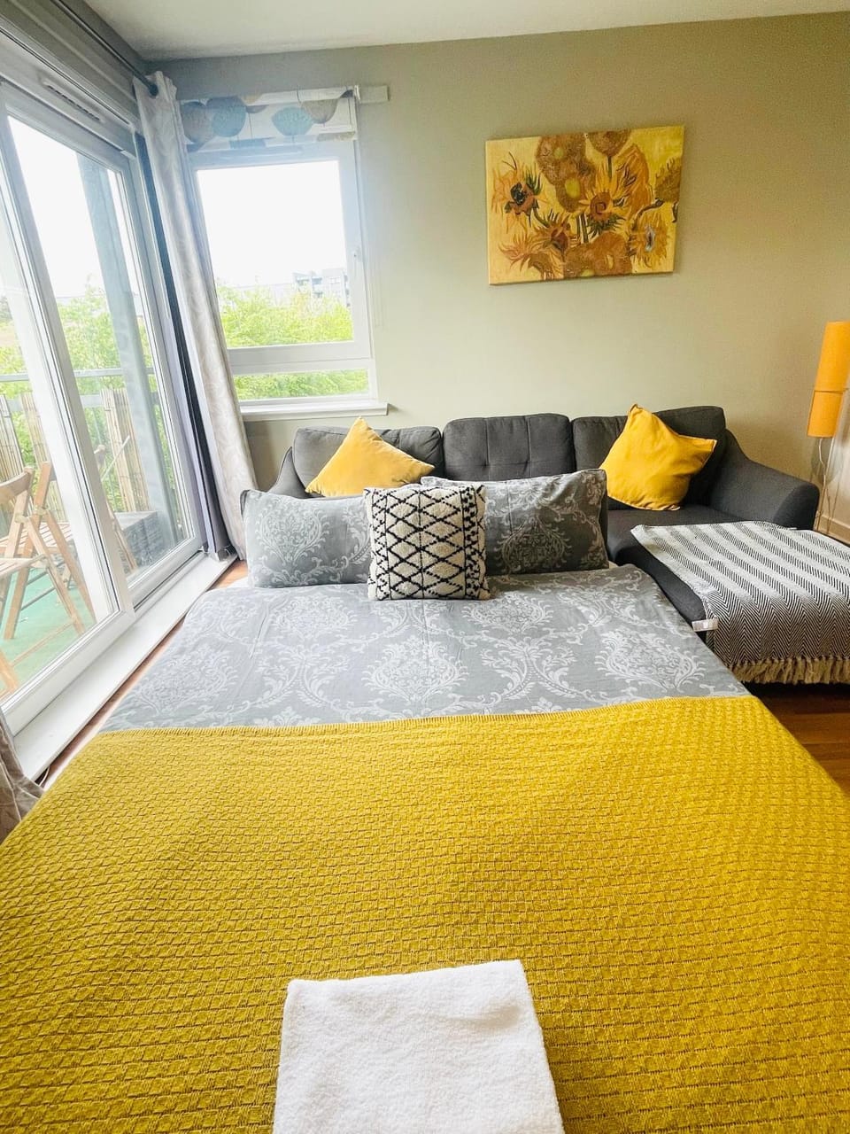 Spacious Home Near Royal Mile with Free Parking, lift and Sunny Balcony Apartment in Edinburgh
