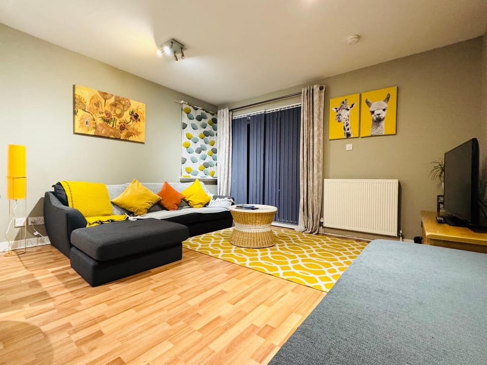 Communal lounge/ TV room, TV and multimedia, Living room, Seating area, Evening entertainment
