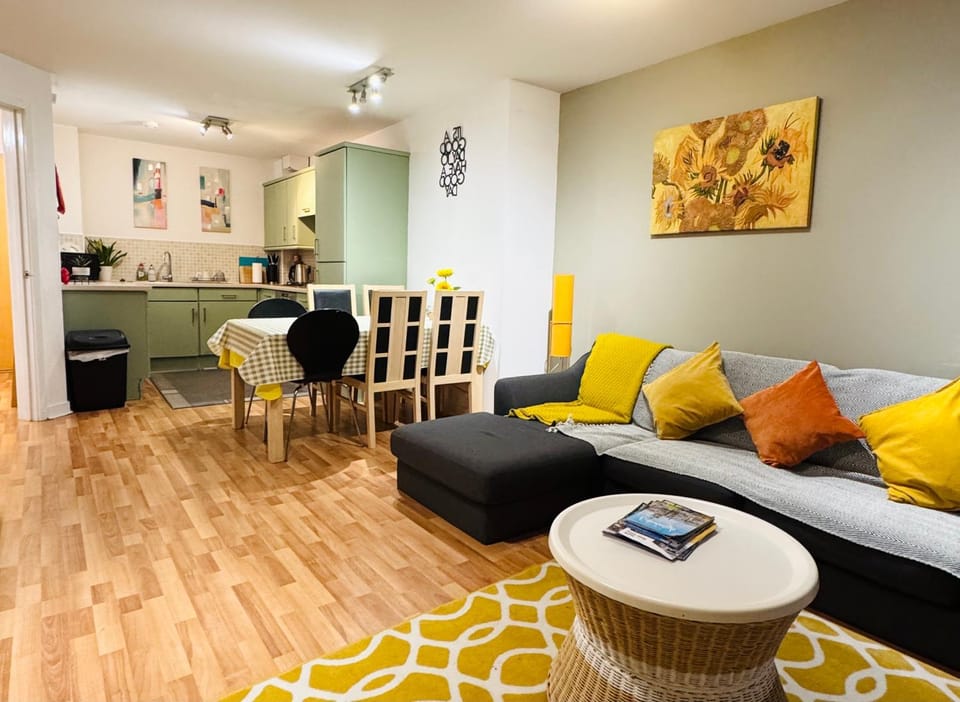Kitchen or kitchenette, Living room, Seating area, Dining area, pet friendly, stove