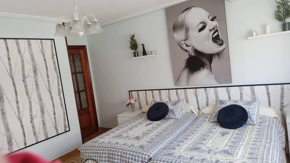 Bed, Photo of the whole room, Decorative detail, Bedroom